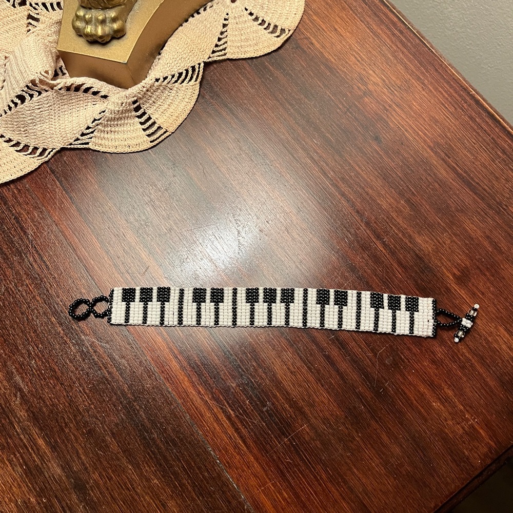 Black and White Beaded Bracelet - Picture 2 of 4